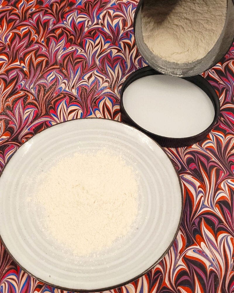 lambda carrageenan for marbling on a porcelain saucer